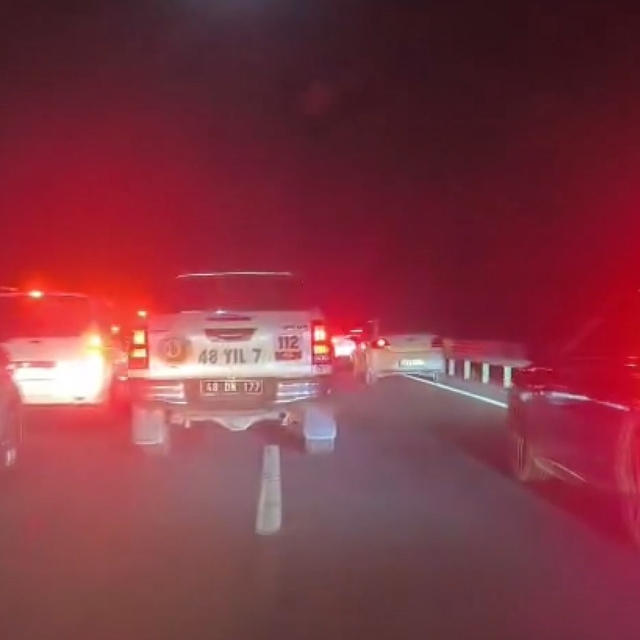 Köyceğiz'deki yangın kontrol altında: 10 kilometrelik araç kuyruğu oluştu