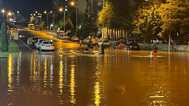 Kayseri'de sağanak sele dönüştü; yollar göle döndü (2)