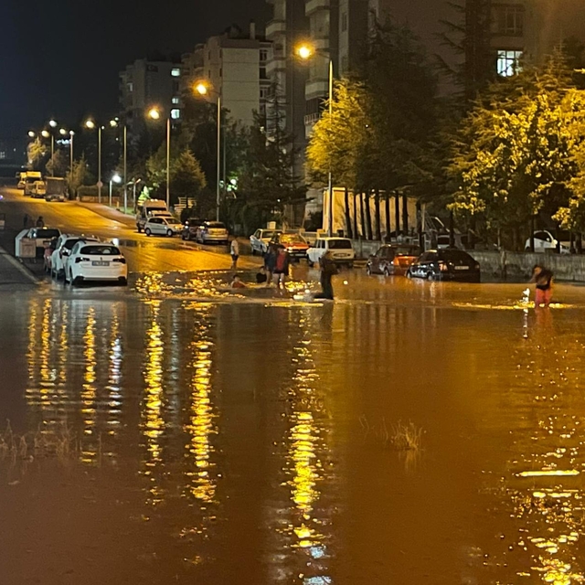 Kayseri'de sağanak sele dönüştü; yollar göle döndü (2)
