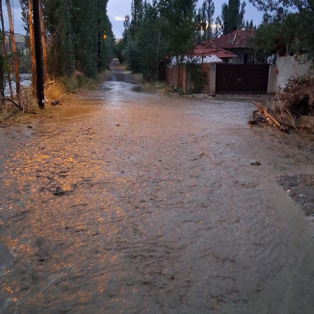 Çorum'da kuvvetli sağanak hayatı olumsuz etkiledi