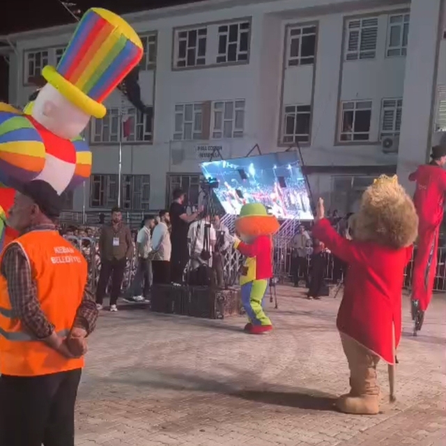 Festivalde 5 kişinin yaralanmasına neden olan led ekranın devrilme anının g...
