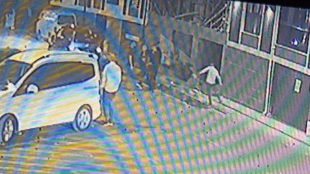 Araç ticareti silahlı kavgaya döndü... O anlar kamerada