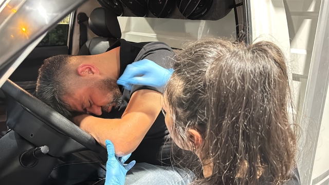 Yasal sınırın 11 katı üzerinde alkollü sürücü akaryakıt alırken direksiyonda sızdı... İlginç anlar kamerada
Bekçi ve sağlık ekiplerinin direksiyonda sızan alkollü sürücüyü uyandırma mücadelesi kamerada
Pompa görevlisi ambulansın içine pos makinesi getirerek yakıt ücretini tahsil etmeye çalıştı