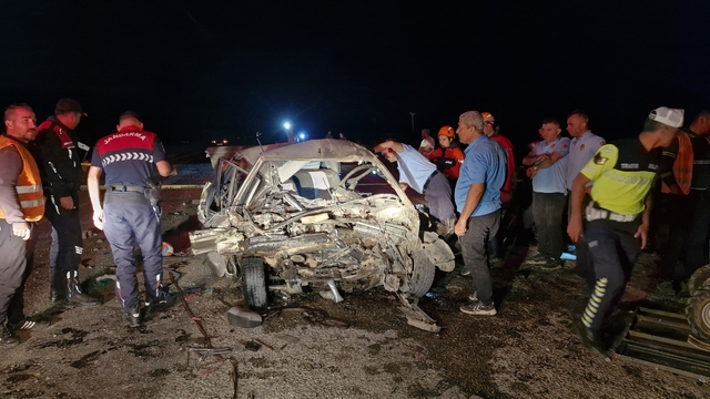 Karaman'da iki otomobilin kafa kafaya çarpıştı: 1 ölü, 1 yaralı