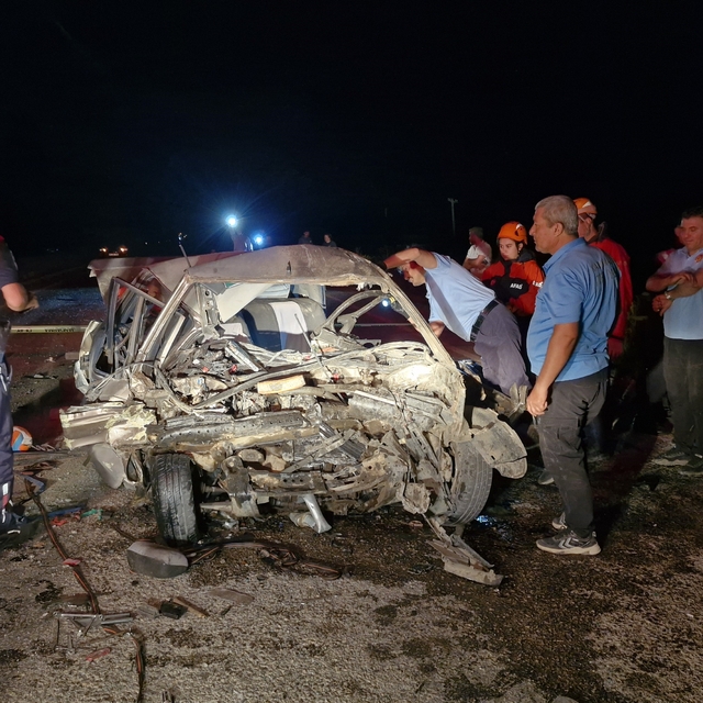 Karaman'da iki otomobilin kafa kafaya çarpıştı: 1 ölü, 1 yaralı