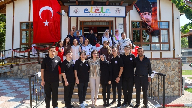 Uşak Belediyesi özel bireyleri iş hayatına kazandıran kafeyi hizmete açtı