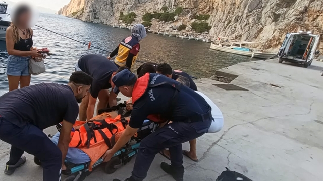Özel teknede yaralanan vatandaşı Sahil Güvenlik ekipleri botla denizden tahliye etti
