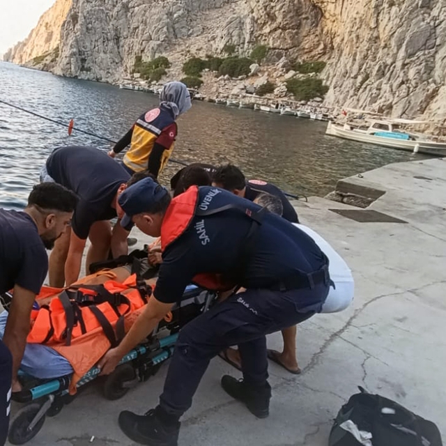 Özel teknede yaralanan vatandaşı Sahil Güvenlik ekipleri botla denizden tah...