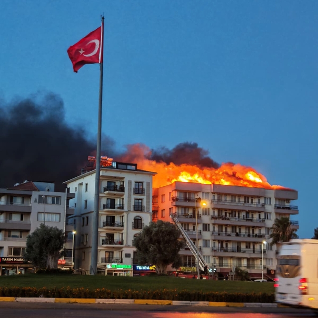 Milas'ta 5 katlı binanın çatısında yangın