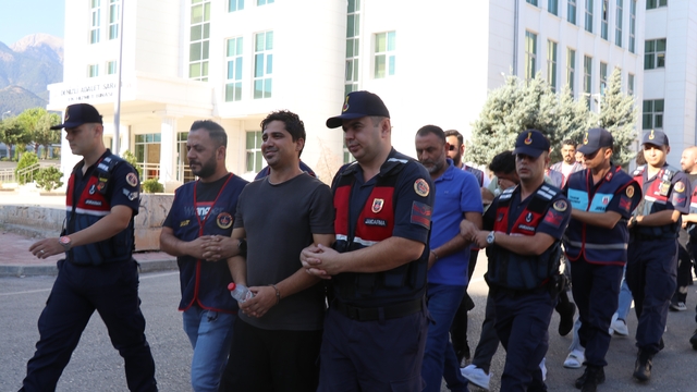 Sırıtarak girdiği adliye binasından tutuklanarak çıktı
Kaçırdıkları kişileri darp edip gasp eden 7 çete üyesi tutuklandı