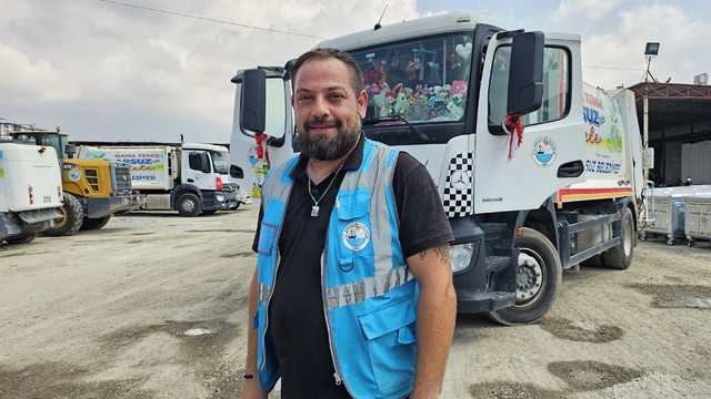 Depremde kız kardeşini ve babasını kaybeden belediye personeli, afetzede çocuklara çöp kamyonuyla mutluluk dağıtıyor