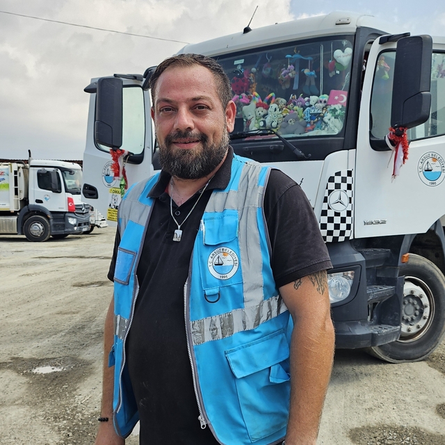 Depremde kız kardeşini ve babasını kaybeden belediye personeli, afetzede ço...