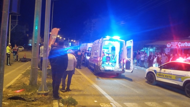 Otomobille çarpışan motosikletteki 2 kişi yaralandı