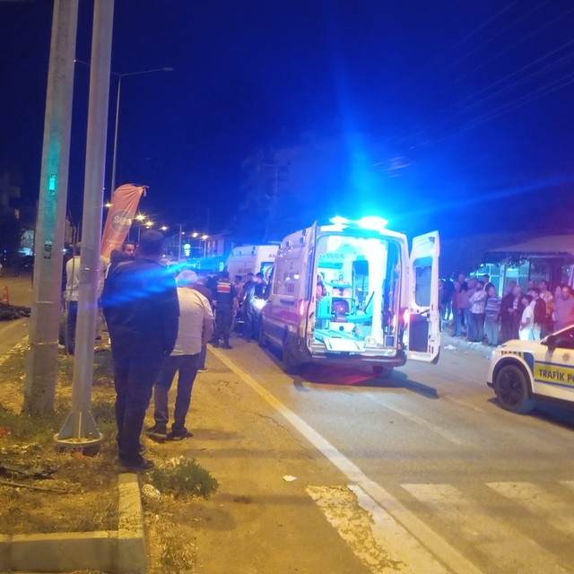 Otomobille çarpışan motosikletteki 2 kişi yaralandı
