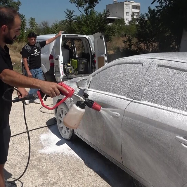 Sokakta gördüğü kirli araçları habersizce yıkıyor...Araç sahiplerine sürpri...