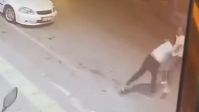 Sözlü tartışma büyüdü, yumruklar havada uçuştu