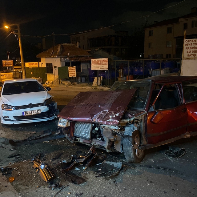 Eskişehir'de 2 otomobil kafa kafaya çarpıştı