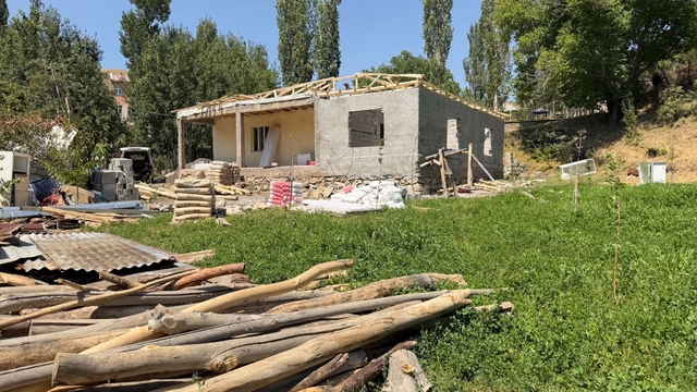 Fen lisesini kazanan ikizlerin ailesinin tek odalı evi, 3+1'e dönüştürülüyor