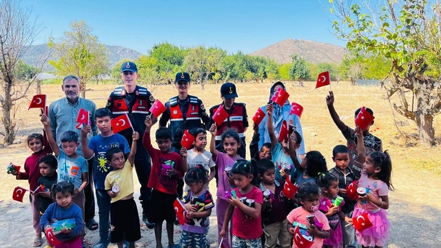 Bilecik'te çocuklara jandarmadan hediye