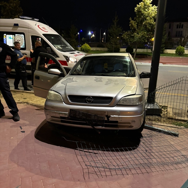 Niğde'de otomobil refüje çıktı: 1 yaralı