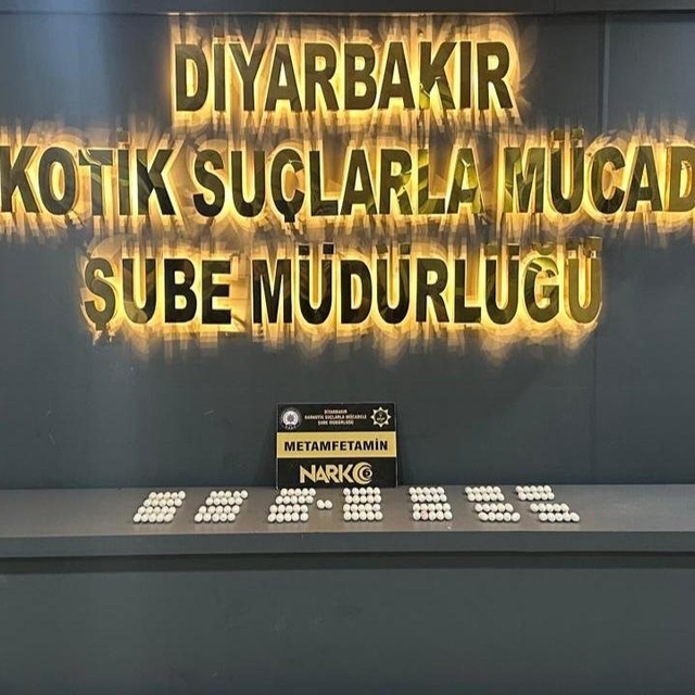 Diyarbakır'da araçta ve iki ikamette yapılan aramada uyuşturucu madde ele g...