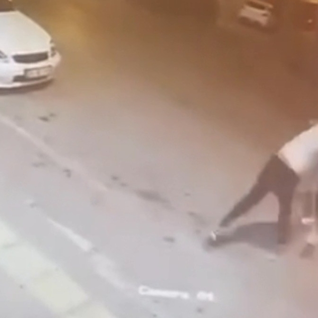 Sözlü tartışma büyüdü, yumruklar havada uçuştu