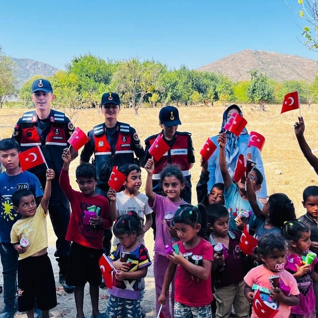 Bilecik'te çocuklara jandarmadan hediye