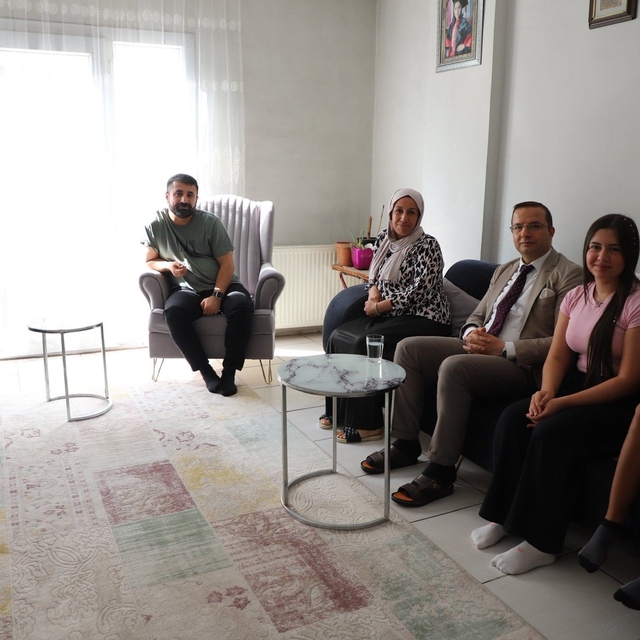 Cizre'de YKS'de başarılı olan öğrencilerin evlerine gidilip tebrik edildi