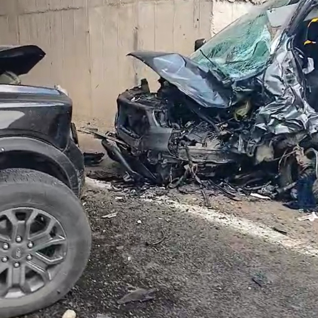 Yalova'da pikap ile hafif ticari araç kafa kafaya çarpıştı: 3 yaralı