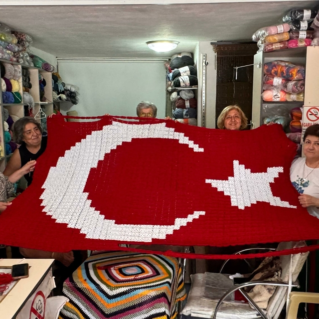 30 Ağustos Zafer Bayramı için 1813 motifli Türk bayrağı ördüler