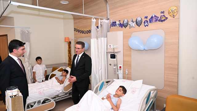 Erzurum Valisi Baruş, Şehir Hastanesi'nde sünnet olan çocukları ziyaret etti