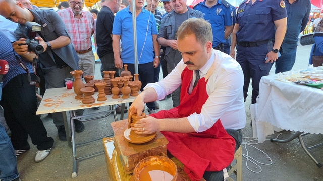 Karacasu'da protokolden çömlek şov