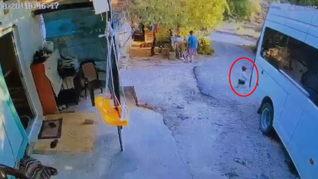 Babasının kullandığı minibüsün altında kalan Yakup Emir'in cenazesi toprağa verildi