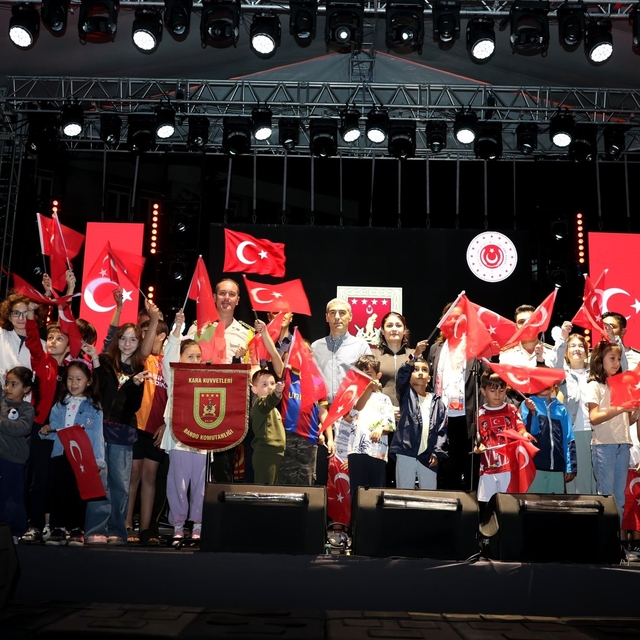 Zafer coşkusu bando ve halk oyunları gösterileri ile taçlandı