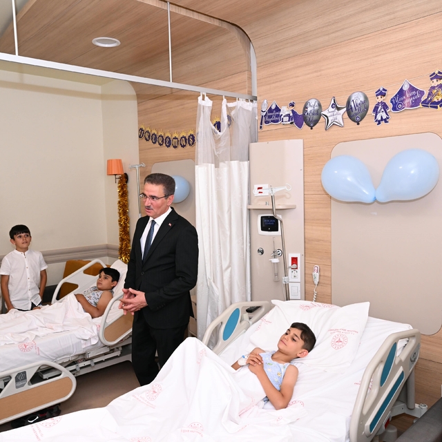 Erzurum Valisi Baruş, Şehir Hastanesi'nde sünnet olan çocukları ziyaret ett...