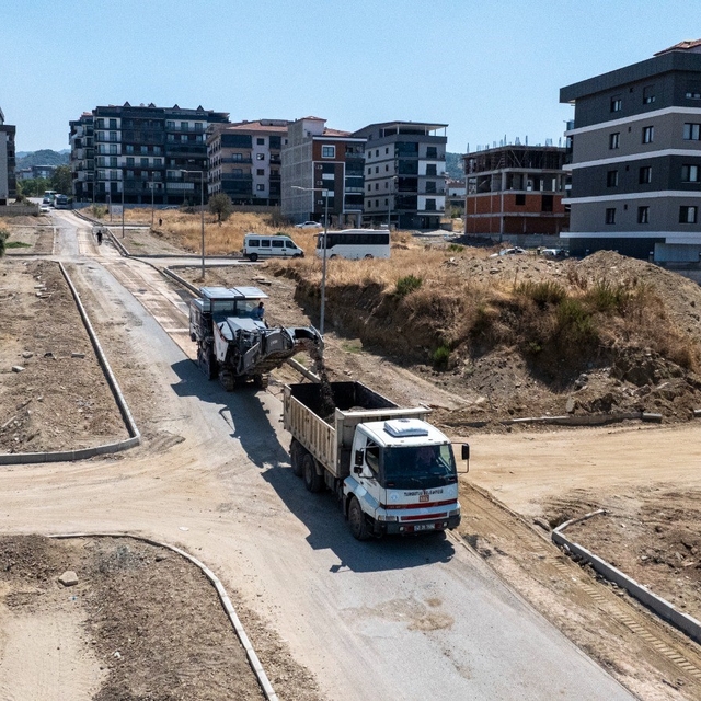 Turgutlu'da 2 kilometrelik yol sıcak asfaltla yenileniyor