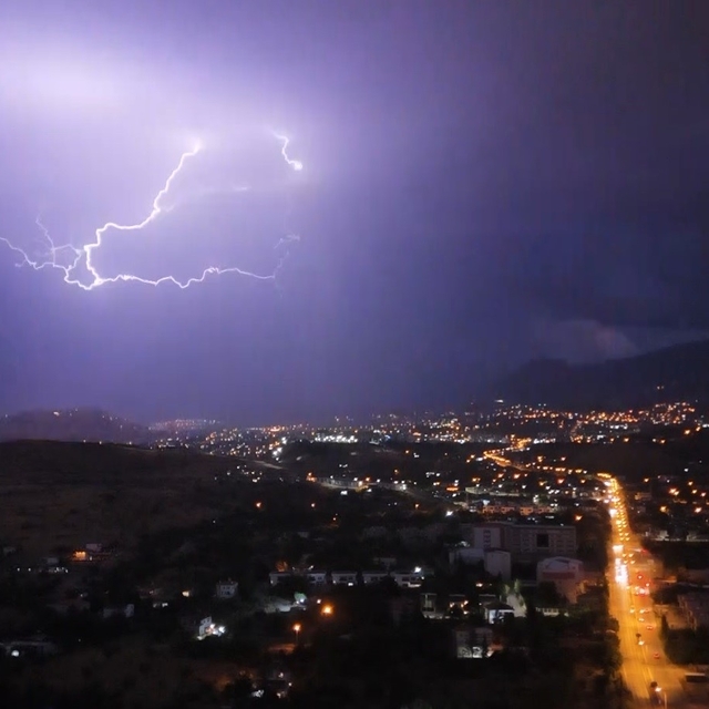Kayseri'de geceyi şimşekler aydınlattı