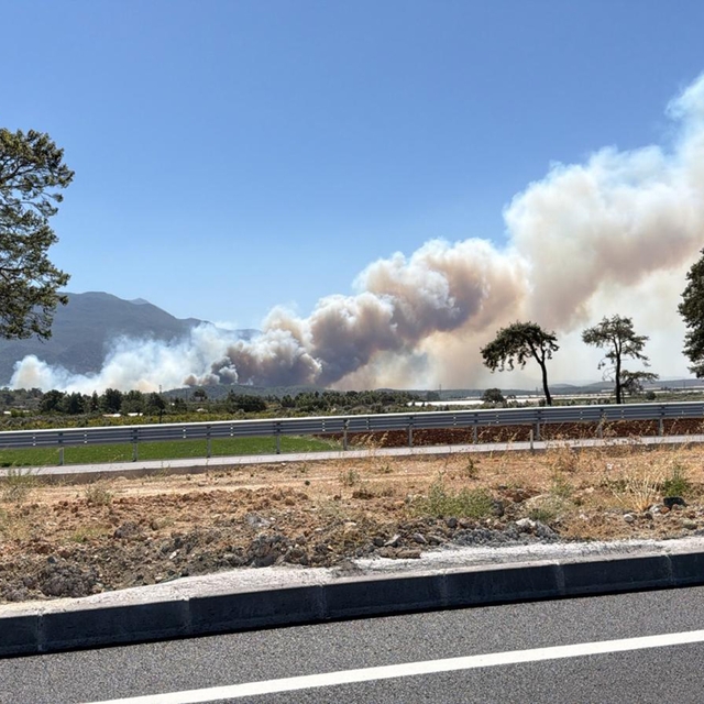 Seydikemer'de başlayan yangın Antalya Kaş sınırlarına sıçradı