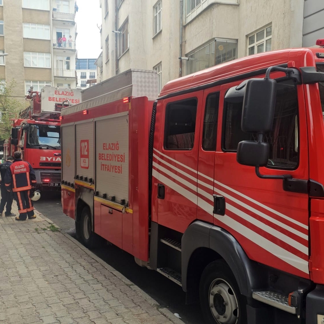 Elazığ'da çatı yangını ihbarı ekipleri alarma geçirdi