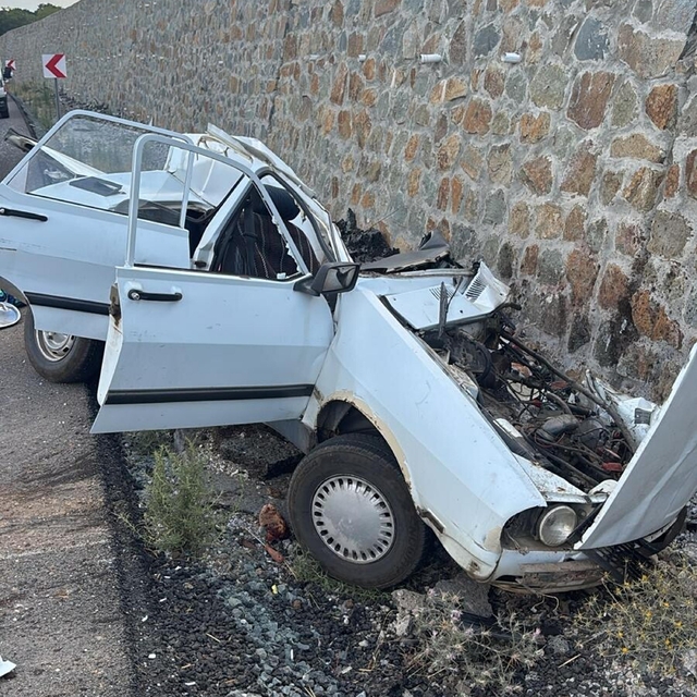 2 otomobil kafa kafaya çarpıştı: 1 ölü, 2 yaralı