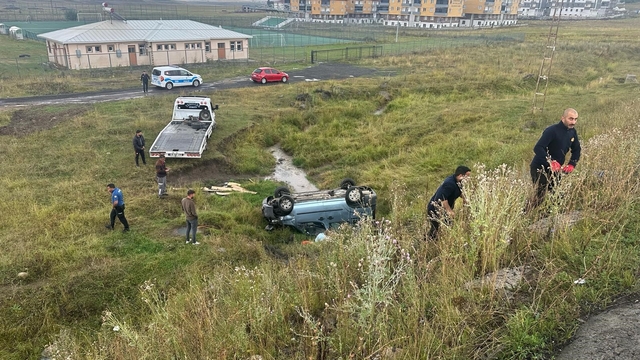 Sarıkamış'ta yağış kazaya neden oldu: Hafif ticari araç şarampole devrildi, 2 yaralı