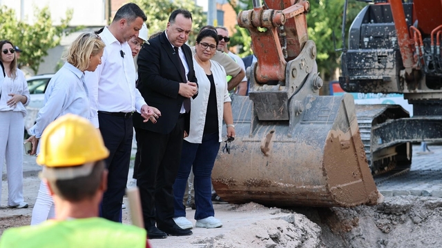 Akhisar'da yağmur suyu kabusu sona erecek
Manisa'nın Akhisar ilçesinde 32 milyon TL'lik altyapı yatırımı hız kesmeden sürüyor