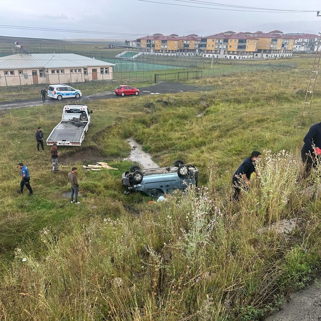 Sarıkamış'ta yağış kazaya neden oldu: Hafif ticari araç şarampole devrildi,...