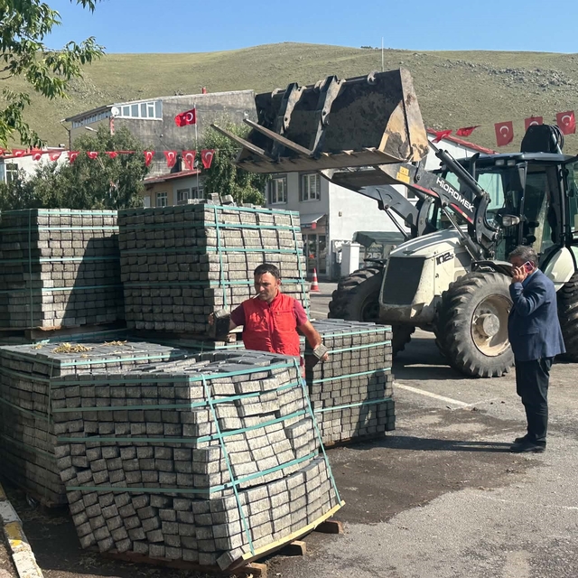 Çıldır Belediyesi'nden kaldırım yenileme çalışması