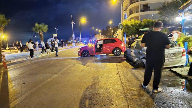 Direksiyon hakimiyetini kaybetti, karşı şeritteki otomobile çarptı: 4 yaralı