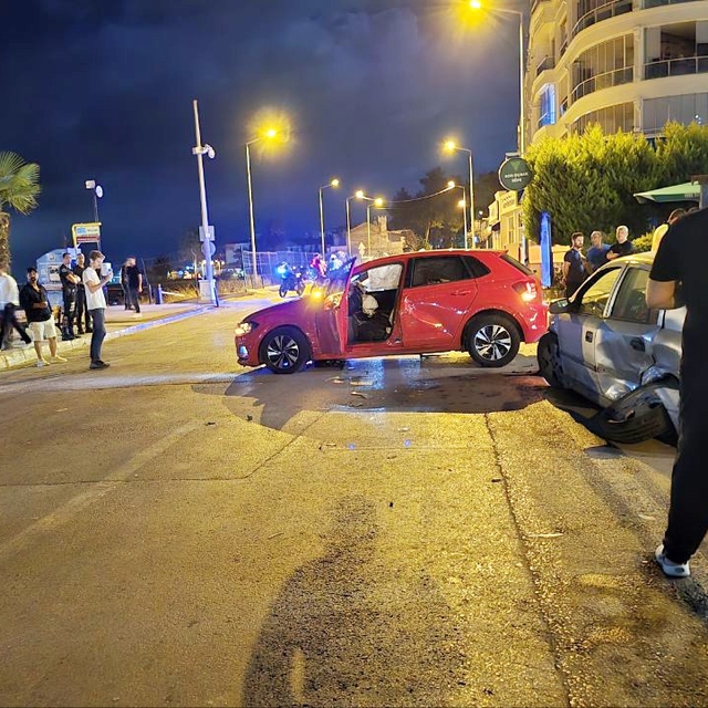 Direksiyon hakimiyetini kaybetti, karşı şeritteki otomobile çarptı: 4 yaral...