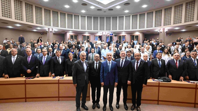 BTSO ve YÖK iş birliğiyle Bursa uygulamalı eğitimin üssü oluyor
Yükseköğretim Kurulu Başkanı Prof. Dr. Erol Özvar: "Öğrenciler üniversitedeyken çalışma hayatının işleyişini öğrenecek"