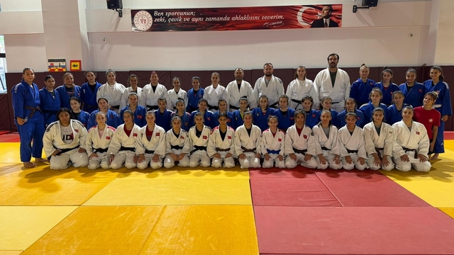 Yıldız Kadın Judo Milli Takımı, Salihli'de güç topluyor