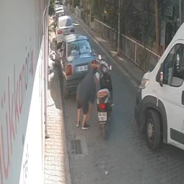 Noter çıkışı düşürülen 100 bin lirayı böyle alıp kaçtı
Düşen parayı cebe in...