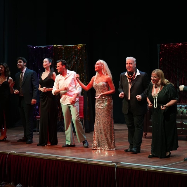 Turhal'da tiyatro gecesi vatandaşları kahkahaya boğdu